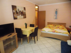 Apartmenthaus Vivien Kustici (Insel Pag)